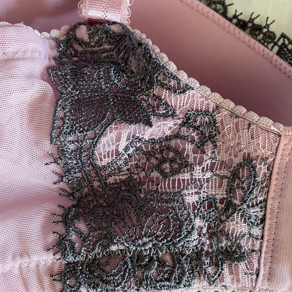 Ashley Graham bra 👙 - Picture 9 of 12